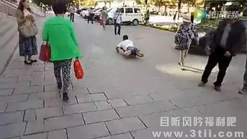 断腿假乞丐被当场揭穿 断腿假乞丐被当场揭穿