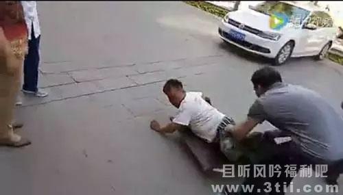 断腿假乞丐被当场揭穿 断腿假乞丐被当场揭穿