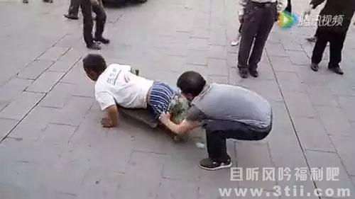 断腿假乞丐被当场揭穿 断腿假乞丐被当场揭穿