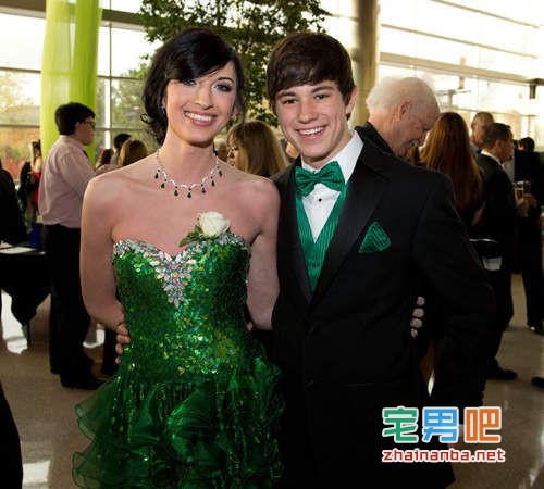 天下趣闻:美国90后夫妻同时变性 男变女,女变男。 变性 Katie Hill Arin Andrews