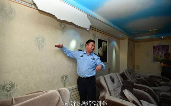 40斤巨蟒藏身天花板10年 40斤巨蟒藏身天花板10年