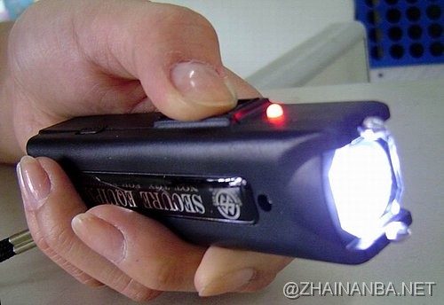 上次解剖响尾蛇的那对儿国外父子现在又开始刀切电击枪了! 电击枪