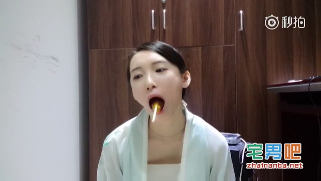 灯泡放嘴里到底能不能拿出来?这个妹子亲自去尝试了! 逗比 废咸鱼酱