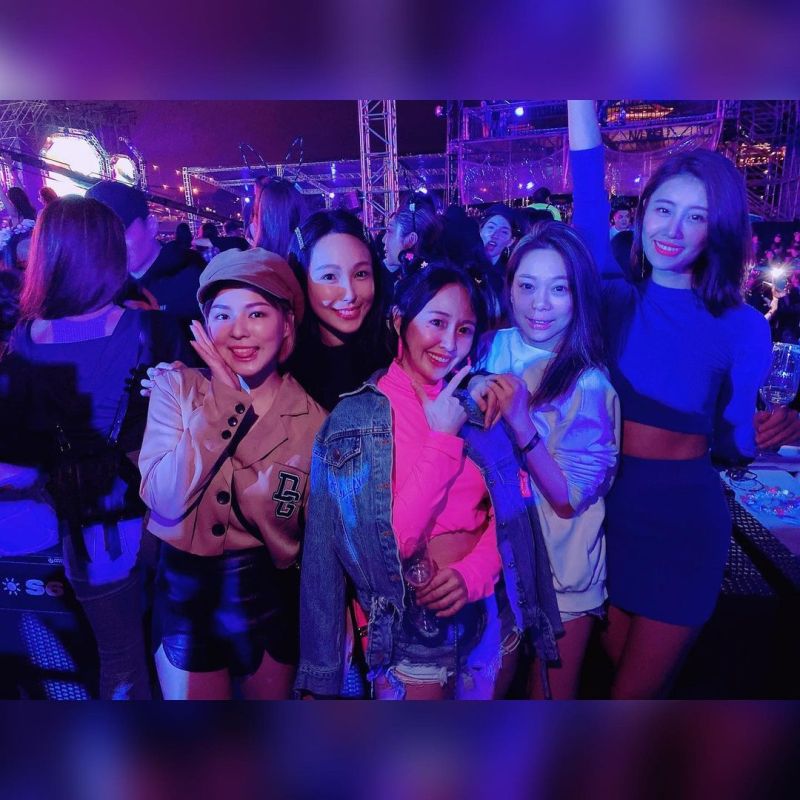 ▲熊熊(左1)第一次参加电音趴。(图/熊熊IG)