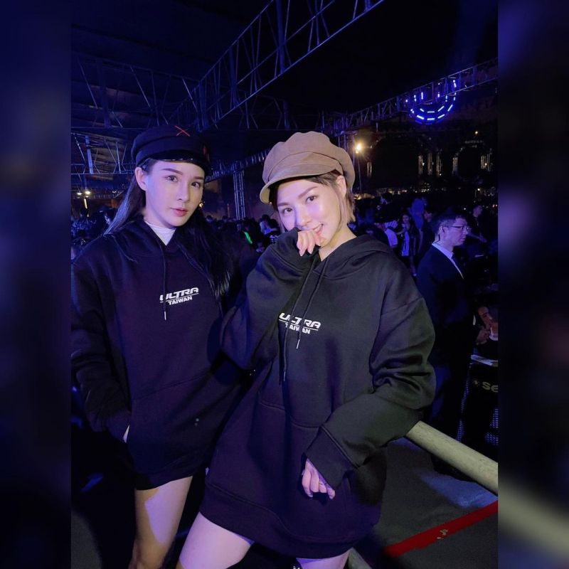 ▲熊熊(右)身穿长版帽T