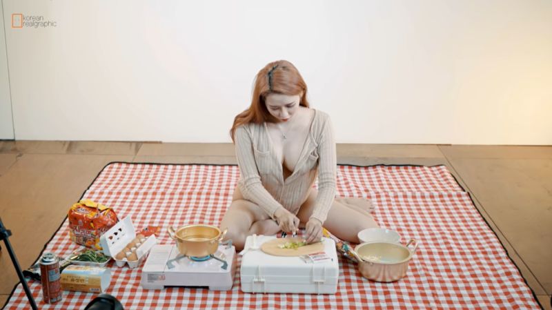 ▲正妹吃面,网友眼睛则吃冰淇淋。(图/Realgraphic