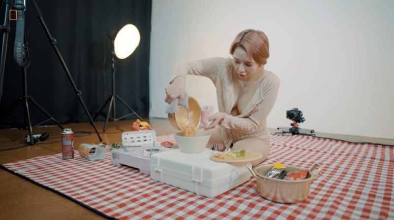 ▲正妹吃面,网友眼睛则吃冰淇淋。(图/Realgraphic