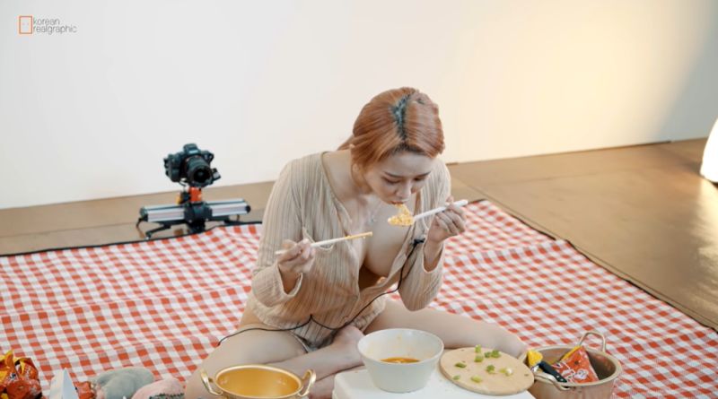 ▲正妹吃面,网友眼睛则吃冰淇淋。(图/Realgraphic