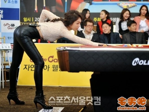 韩国小姐宋多恩紧身裤翘腿打台球 多图 - 壹忧舍