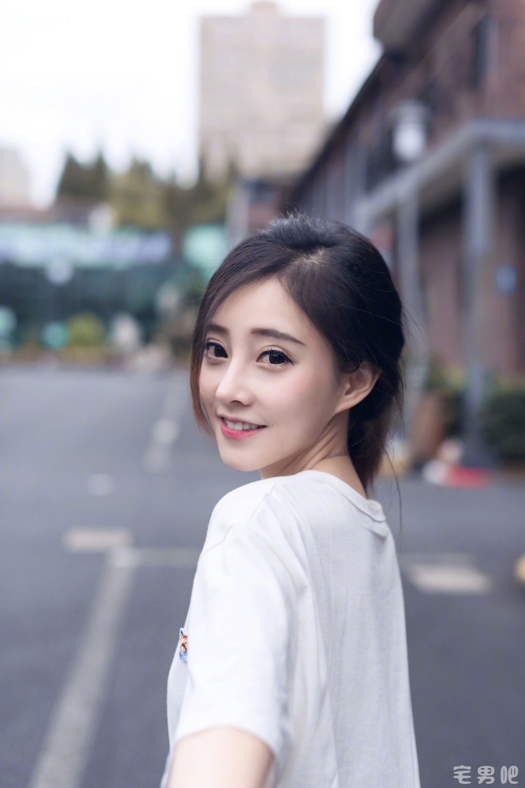 今日妹子图 20171217 古灵精怪冯提莫 - 壹忧舍