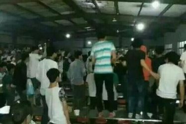 中学生砸食堂掀警车，又现男子喝茶遭爆头，这是肿么了？ - 壹忧舍