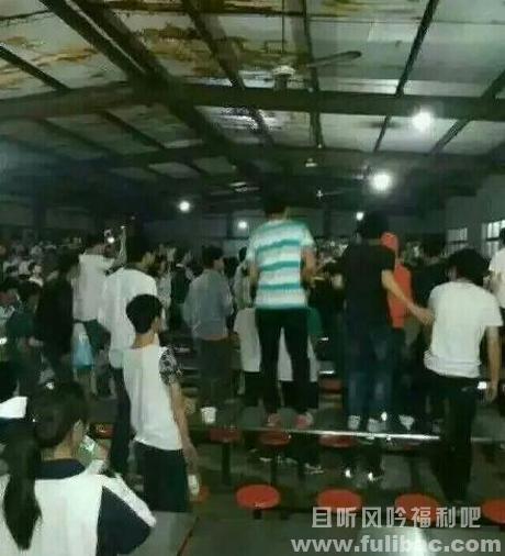 中学生砸食堂掀警车,又现男子喝茶遭爆头,这是肿么了? - 壹忧舍