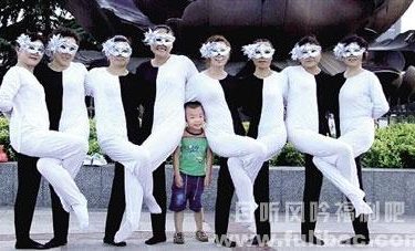 史上最逆天广场舞横空出世 撕名牌坠亡游戏为何丧人命 - 壹忧舍