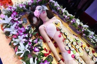 女体盛宴来了 人体寿司让女人一丝不挂当盘子 - 壹忧舍
