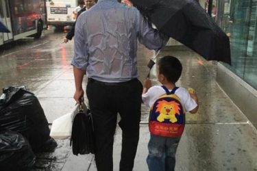 父亲湿透为儿撑伞感动千万人 刘欢女儿近照曝光显狂野豪放 - 壹忧舍