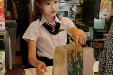 美女试衣间丢衣服穿内衣出去 扬州女中学生遭2女孩暴打不懂自卫 - 壹忧舍