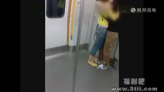 女子地铁狂吻男友