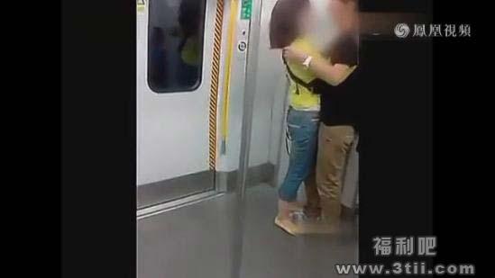 女子地铁狂吻男友