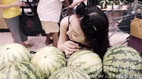 中国人买西瓜就爱先敲敲