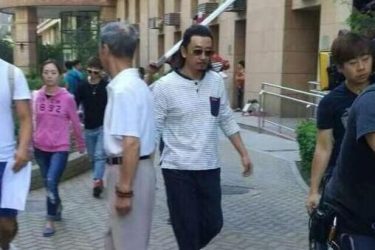 黄海波低调复出拍戏 王蓉砸伤主持人 - 壹忧舍