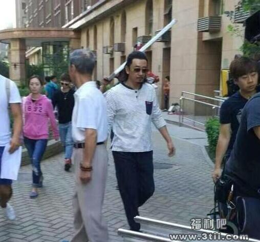 黄海波低调复出拍戏 王蓉砸伤主持人 - 壹忧舍