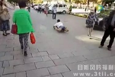 断腿假乞丐被当场揭穿 我那善良的心情何以堪 - 壹忧舍