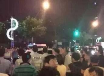 男子传播分尸命案被拘 男孩亲壁虎被咬唇眼泪汪汪 - 壹忧舍