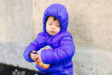 男孩捧方便面睡着 痴汉公交袭胸称想女人 - 壹忧舍