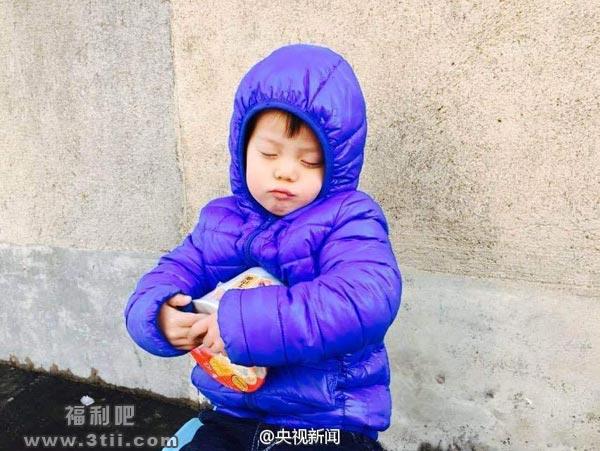 男孩捧方便面睡着 痴汉公交袭胸称想女人 - 壹忧舍