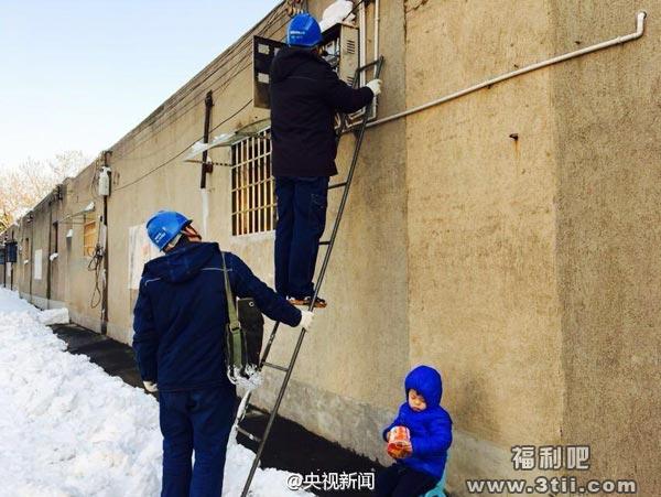 男孩捧方便面睡着