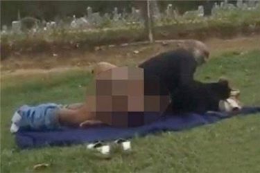 男女坟场旁上演大尺度激情戏 而且还有人在现场指导 - 壹忧舍