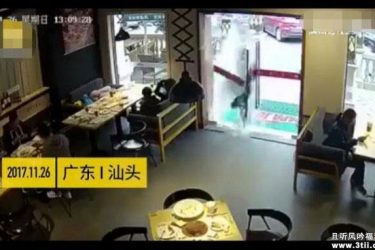 外卖哥撞碎玻璃门 手里还握着门把手一脸懵逼 - 壹忧舍