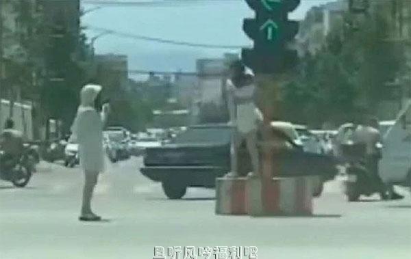 红绿灯底座上跳舞