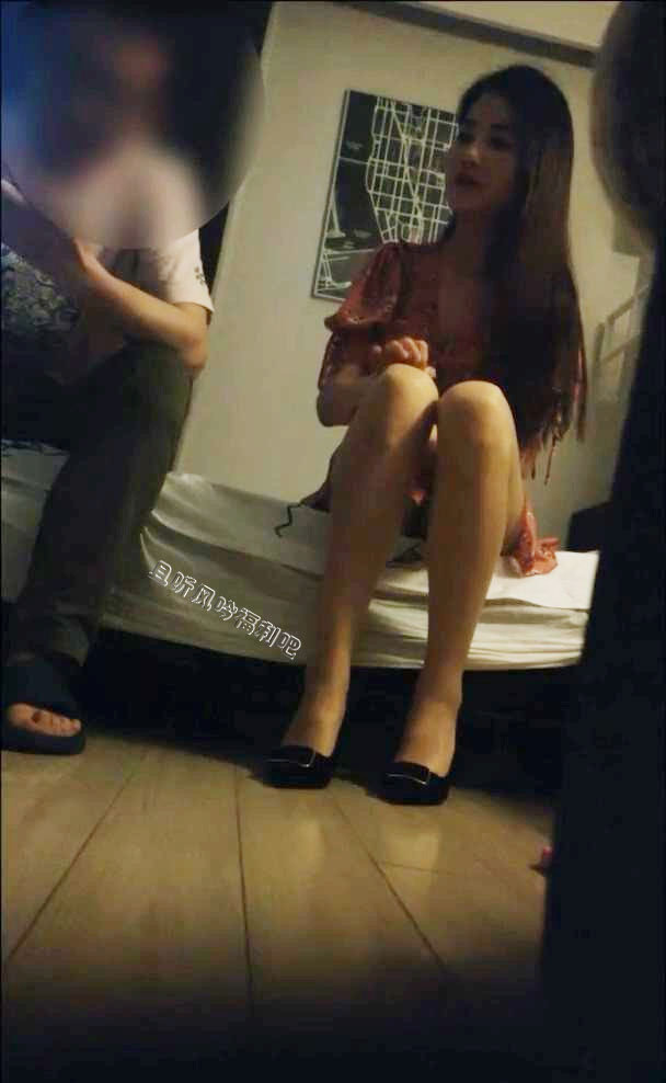 绝美腿模应聘被小老板当场试活 - 壹忧舍