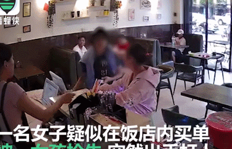 女子疑似插队被黑衣女踹倒暴打狠扇耳光 - 壹忧舍