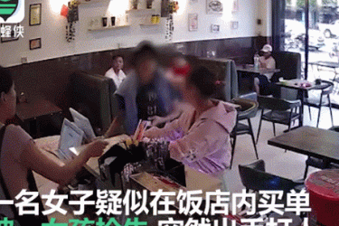 女子疑因插队被打 黑衣女将其踹倒并狠扇耳光 - 壹忧舍