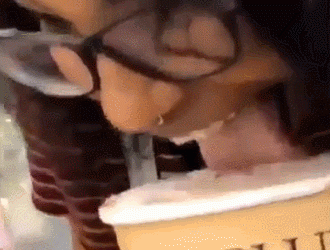 女子沃尔玛狂舔冰淇淋又放回 最高可入狱20年 - 壹忧舍