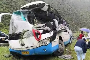 四川阿坝一旅游大巴被飞石砸中 事故造成8死16伤 - 壹忧舍