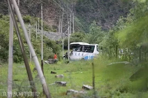 四川阿坝一旅游大巴被飞石砸中