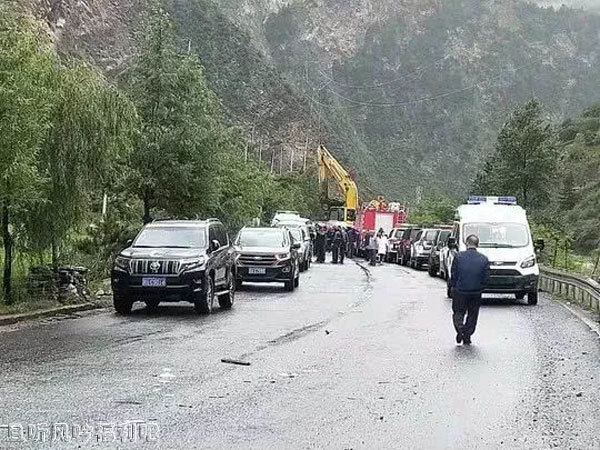 四川阿坝一旅游大巴被飞石砸中