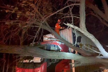 北京九级大风将女驴友被吹落悬崖 - 壹忧舍