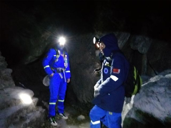 北京九级大风将女驴友被吹落悬崖