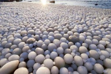 芬兰海滩万颗冰蛋 当地居民称从未遇见过如此震撼奇观 - 壹忧舍