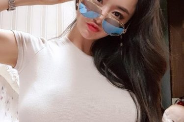 有着沉甸甸胸部的女孩你喜欢吗? - 壹忧舍