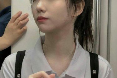 她喝水的样子都这么美 感觉恋爱了 - 壹忧舍