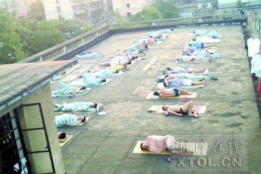 新闻哥吐槽:长得美就有高工资 还让不让活了 - 壹忧舍