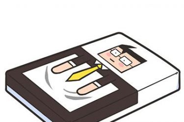 男子车站打亲爹,旁边穿貂的大姐将其痛殴一顿|新闻哥 - 壹忧舍