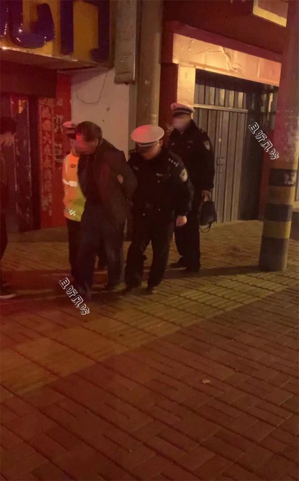 漂亮女子喝醉被一老头侵犯 - 壹忧舍