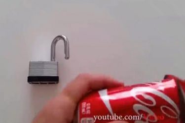 太可怕了！只需一个可乐罐和一把剪刀就能打开一把锁 - 壹忧舍