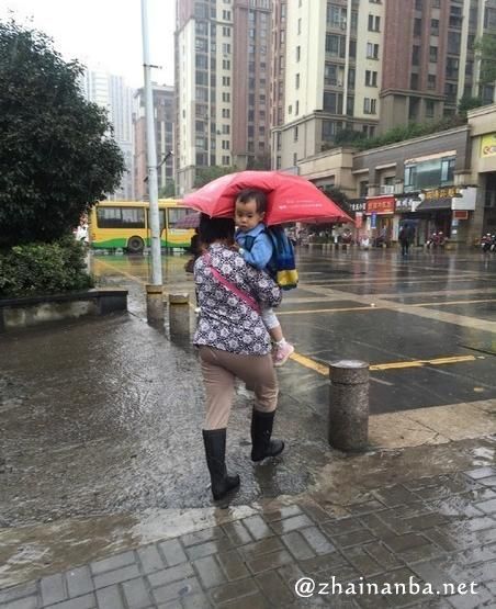 脑袋漏伞外面的网红小孩真人现身 原来人家是个小公主 - 壹忧舍